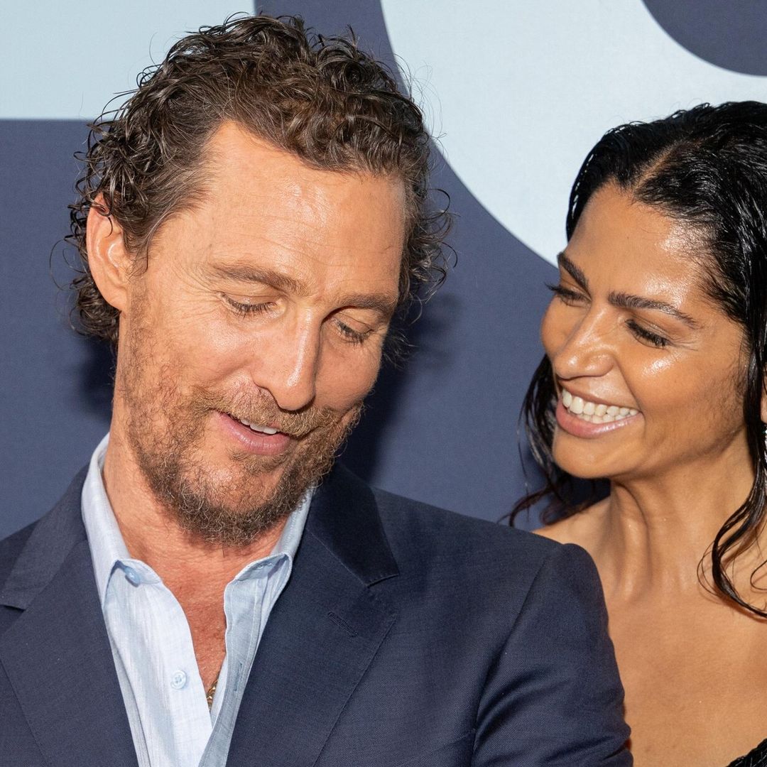 Matthew McConaughey y Camila Alves cautivan en gala benéfica al lado de sus tres hijos