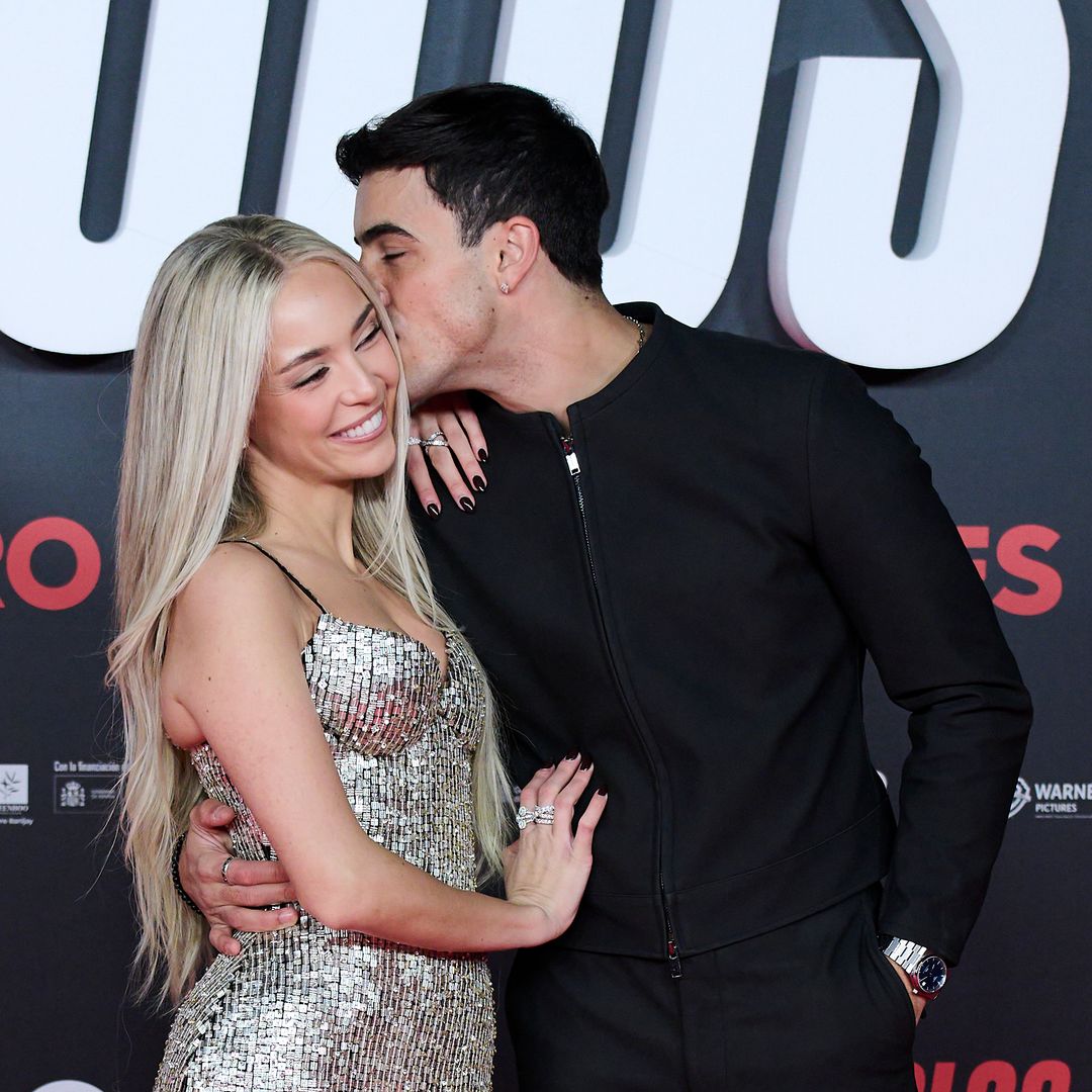 Ana Mena y Óscar Casas: un vestidazo de lentejuelas, besos y gran complicidad en el estreno de la película en la que se enamoraron