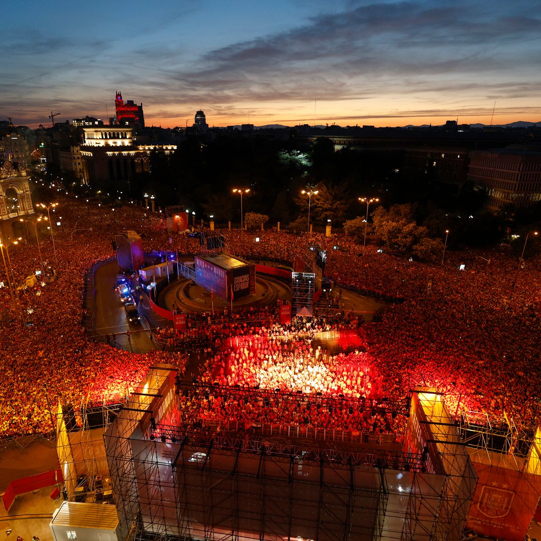 EN DIRECTO. Los jugadores ya están sobre el escenario en Cibeles para la gran fiesta del campeón