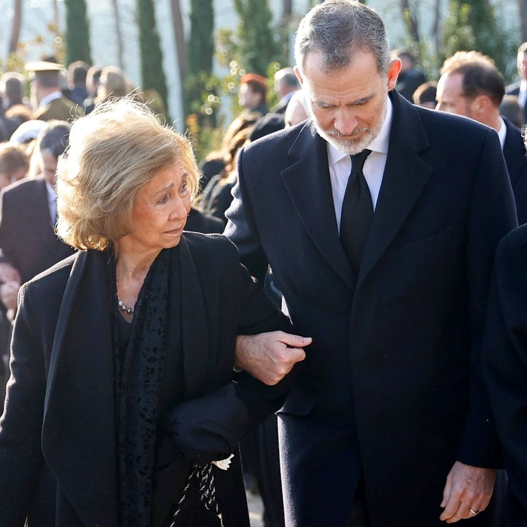 Tristeza y dolor de la reina Sofía, Felipe VI y las Infantas en el funeral de Tatiana Radziwill celebrado en París