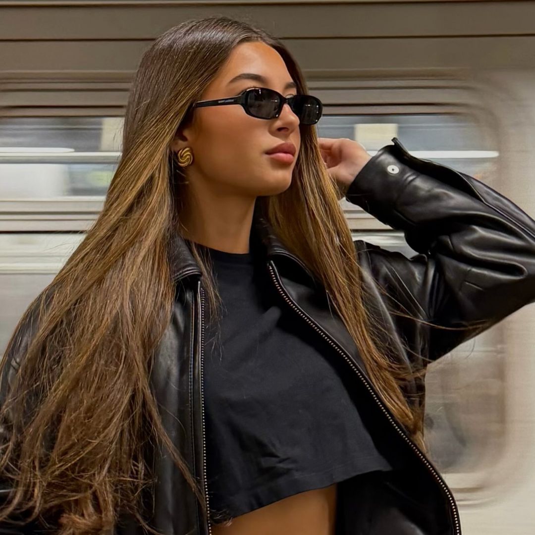 Kailey Levy derrocha estilo a su paso por Nueva York y se deja ver muy bien acompañada