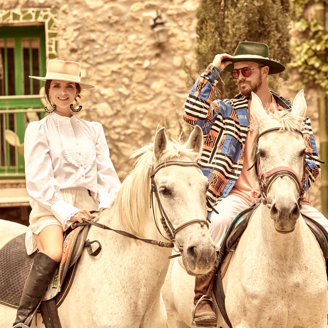 Entramos en la casa de campo de Macarena Gómez y Aldo Comas en el Alto Ampurdán: un molino del siglo XVII con muros de piedra, vigas y mezcla ecléctica