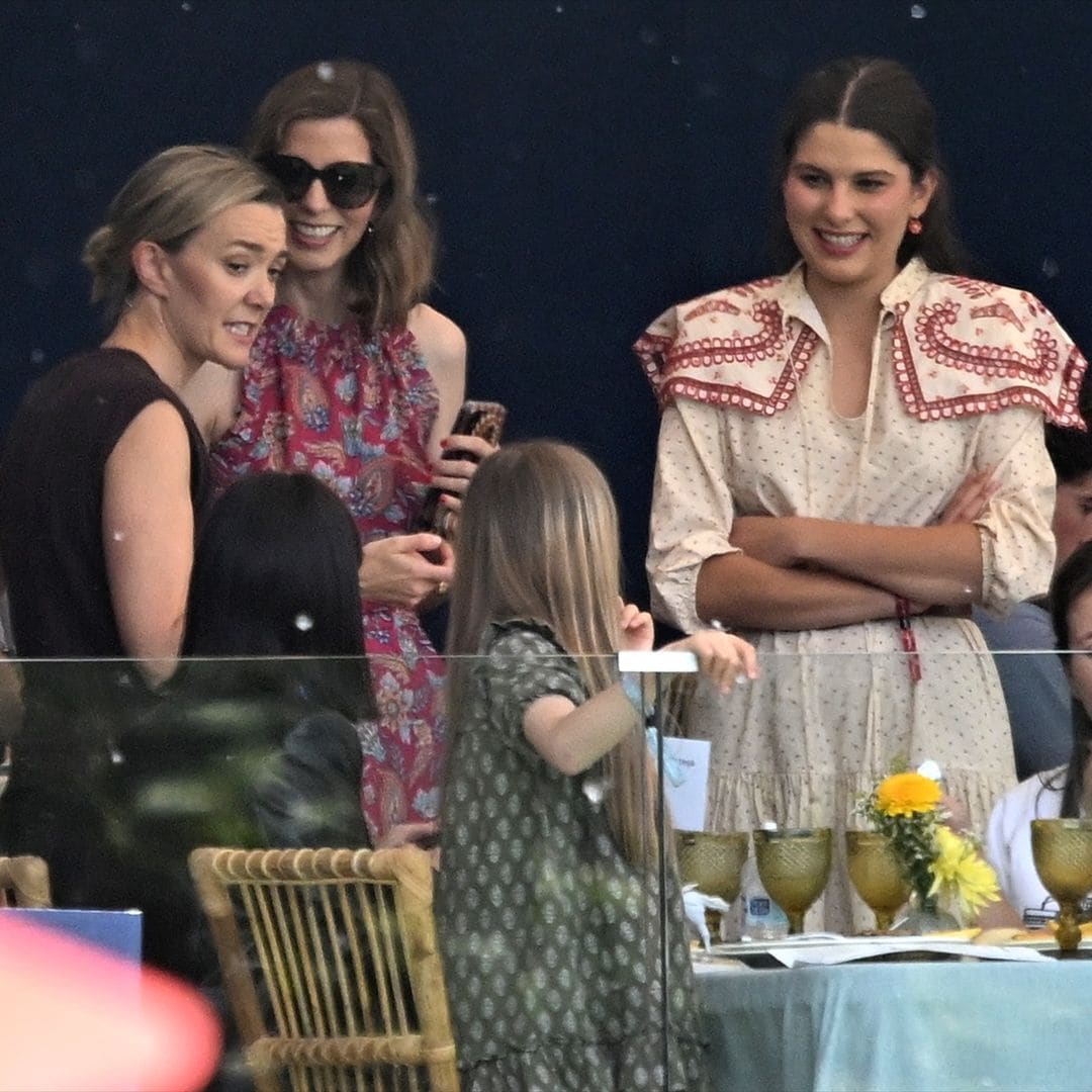 El cariñoso encuentro de Margarita Vargas y su hija Eugenia con Marta Ortega en la hípica