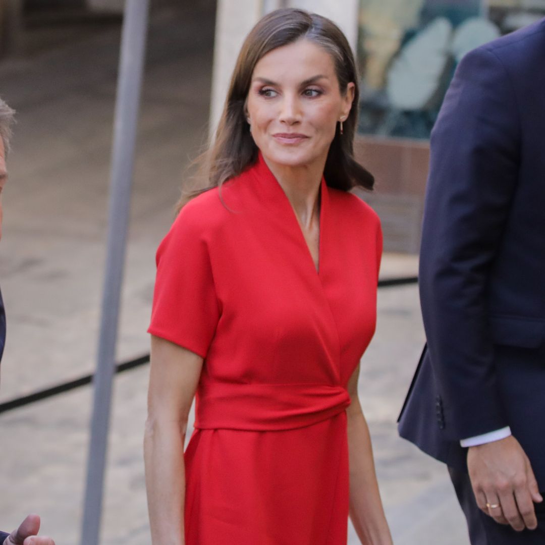 Vuelve el 'rojo Letizia': la Reina estrena en Toledo un vestido de escote oriental que proyecta seguridad y poder