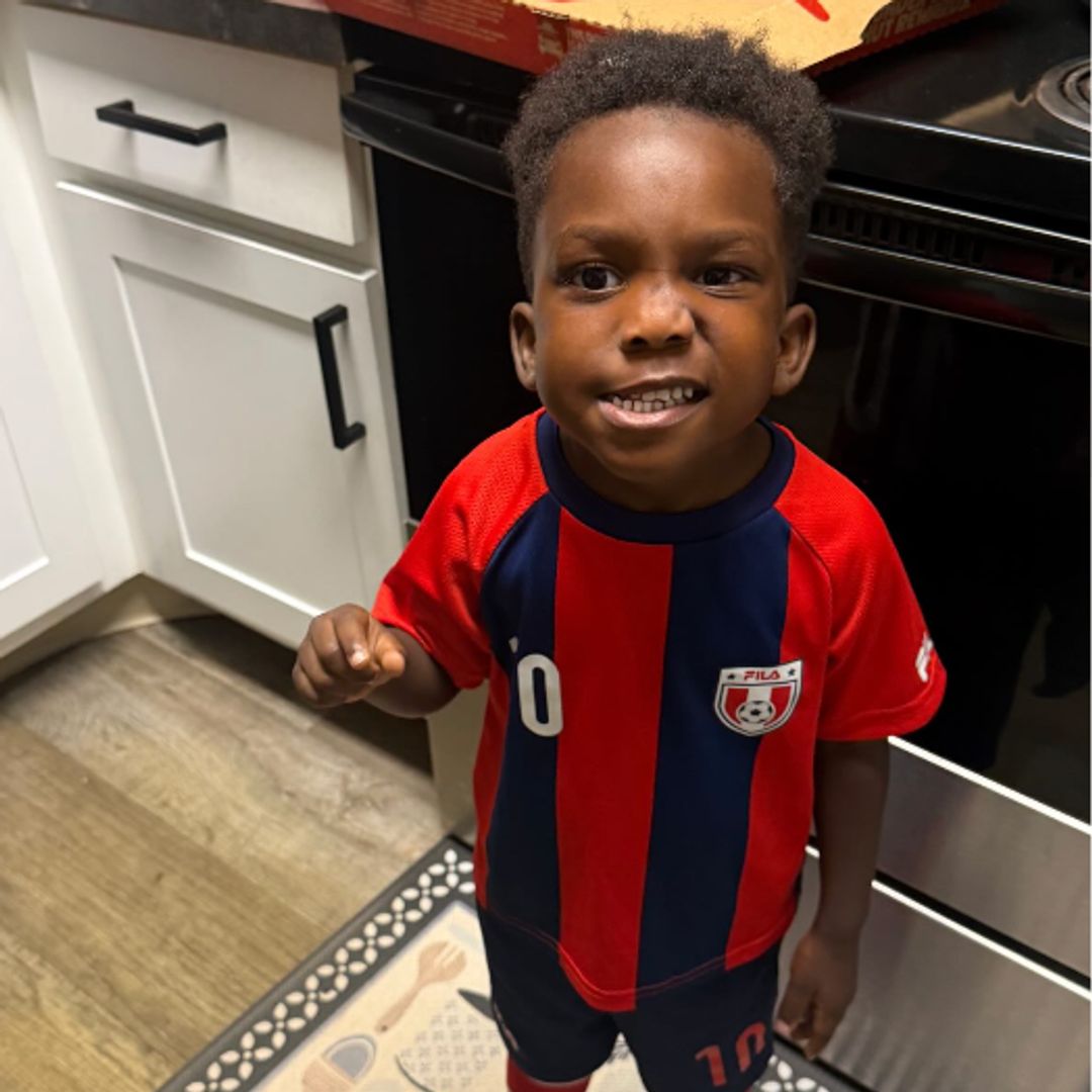 Niño de 3 años es expulsado de un partido de fútbol por la policía al jugar 'demasiado bien'