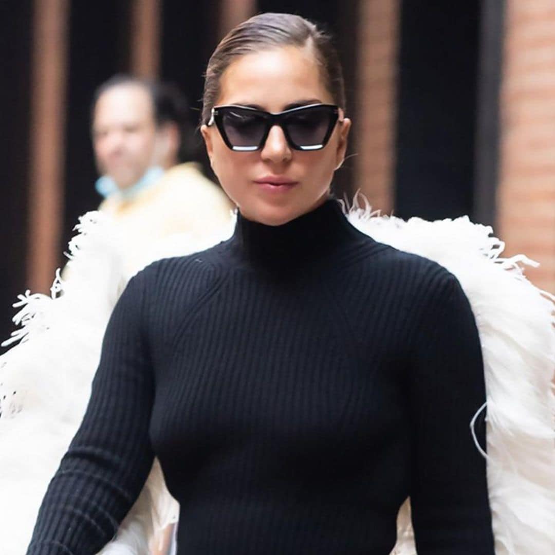 Lady Gaga lo ha vuelto a hacer: un ángel en las alturas con alas y 23 centímetros de tacón