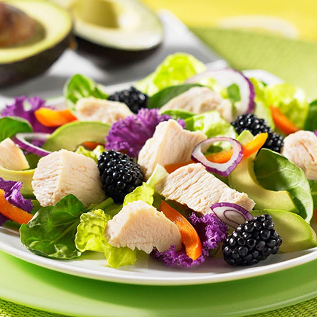 Ensalada de pollo con moras y aguacate