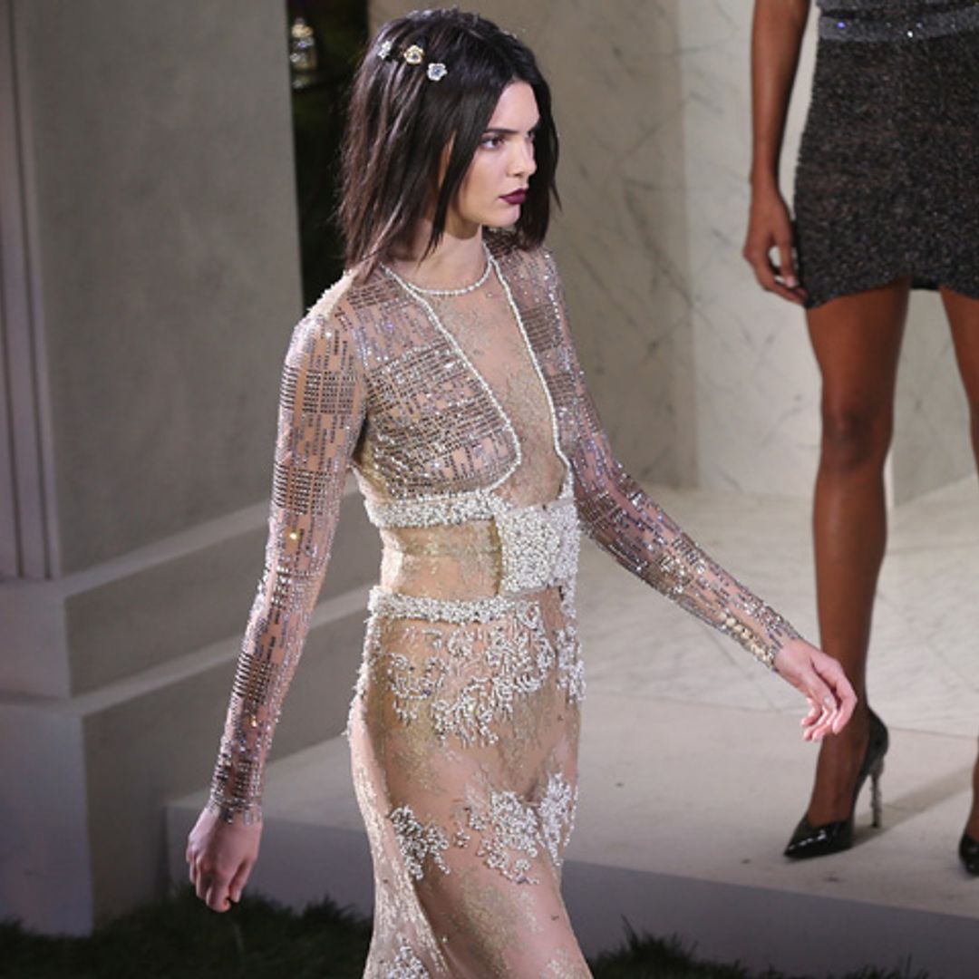 ¡Comienza el 'show'! Kendall Jenner luce ‘tipazo’ y… ¡algo más!