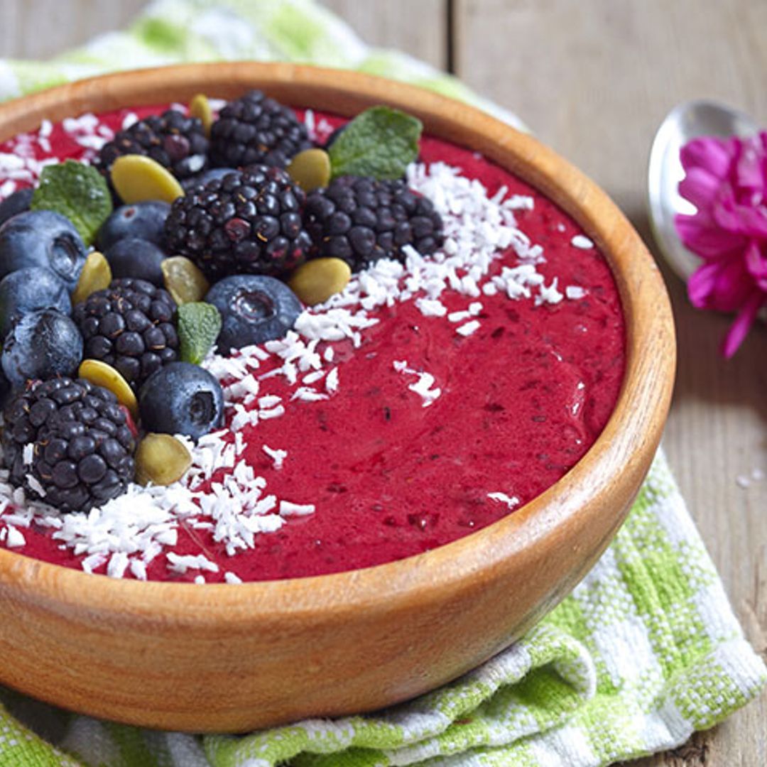 Bol de 'açai' con frambuesas, moras y arándanos