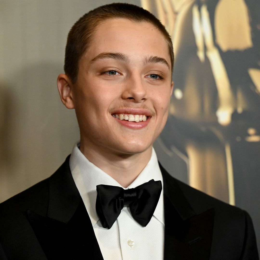 Knox, el hijo menor de Angelina Jolie, homenajea a su madre con un radical cambio de look: de rubio platino a naranja brillante