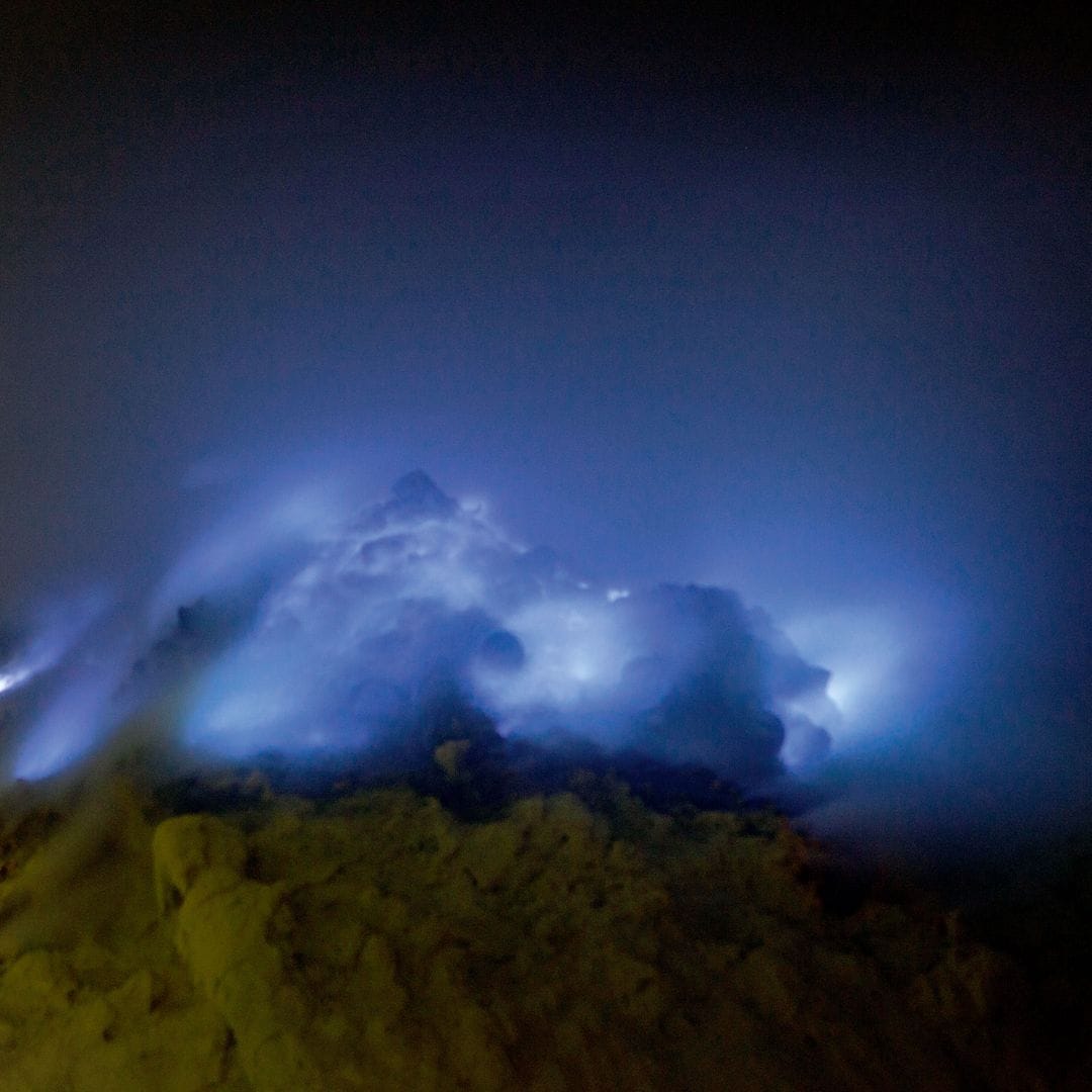 La inconfundible lava azul del volcán Kawah Ijen en Indonesia
