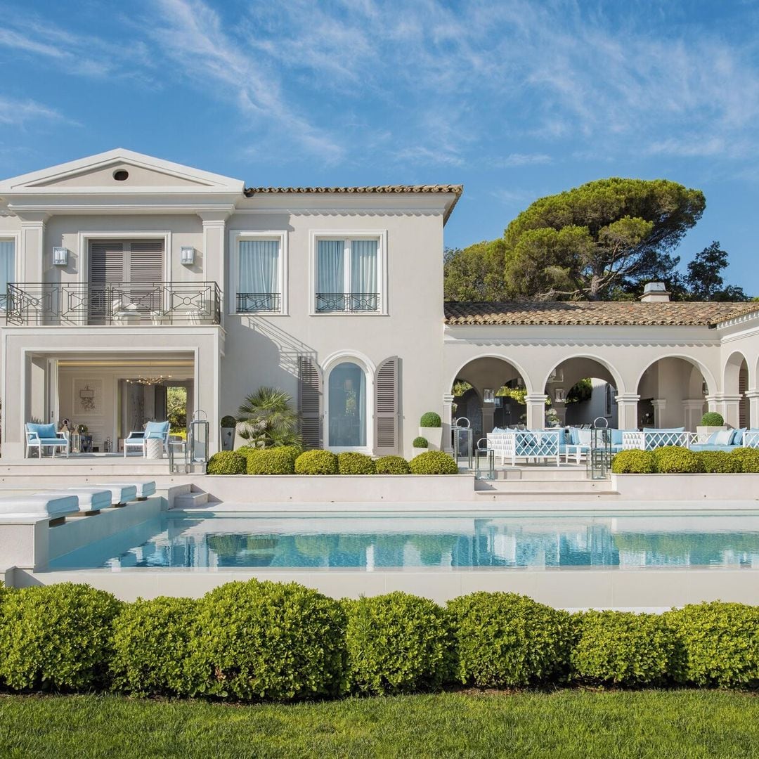 Con tres piscinas y al estilo de los Hamptons, así es la mansión de la interiorista Cécile Demole