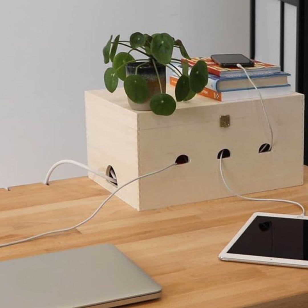 Cómo transformar una caja de madera en un organizador para cables