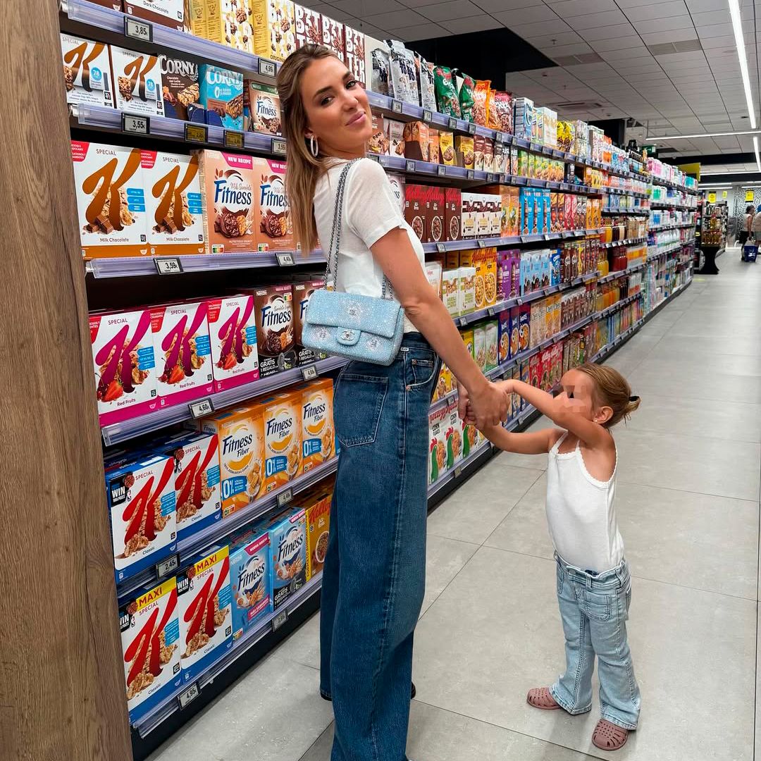 El momento FASHION de Alice Campello y su hija Bella en el supermercado: camiseta blanca, vaqueros y bolsos de lujo