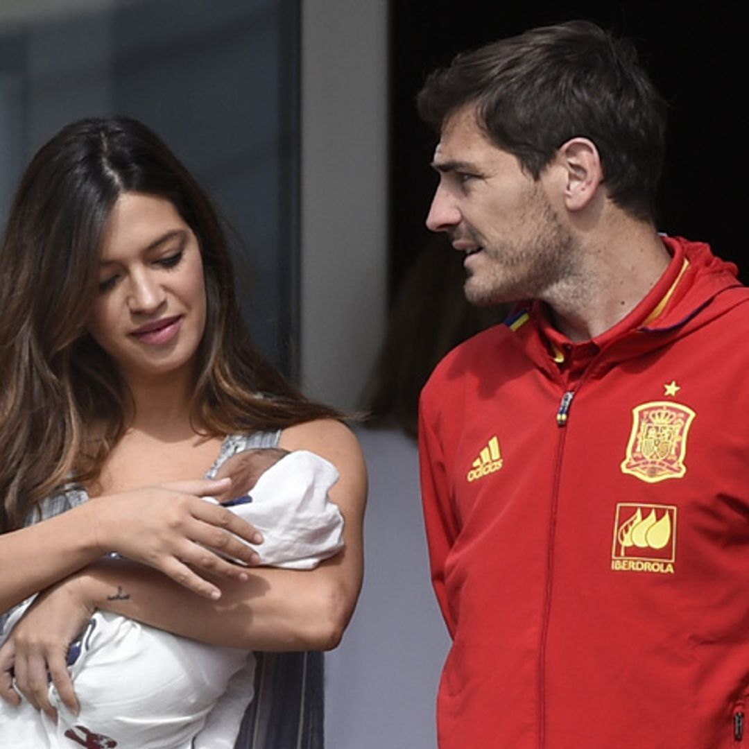 Iker Casillas y Sara Carbonero abandonan el hospital con el pequeño Lucas