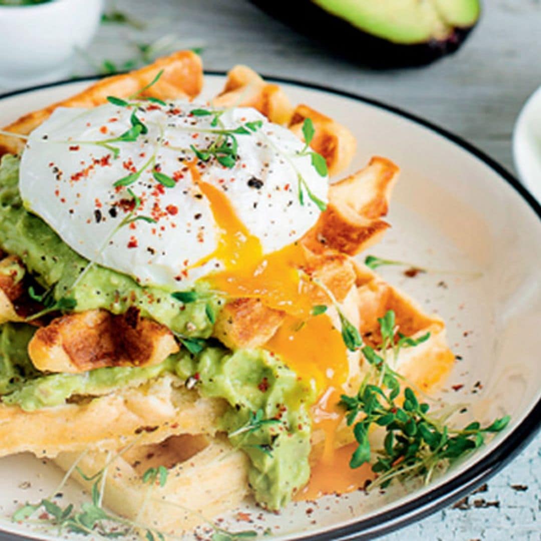 Gofres de queso y huevos poché