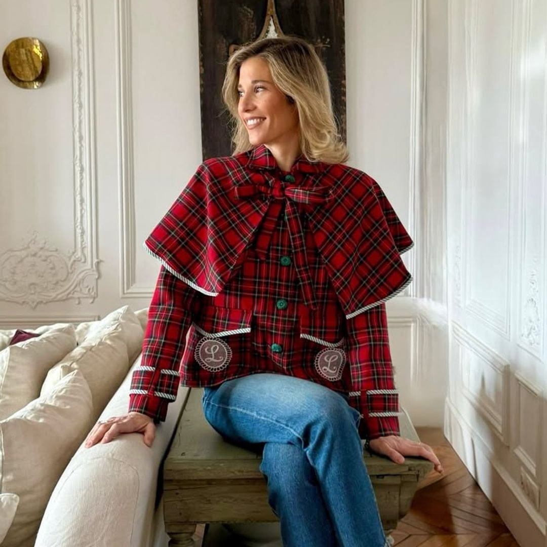 Inés de Cominges, muy escocesa, con una capa de tartán y nuevo corte de pelo ‘bob’