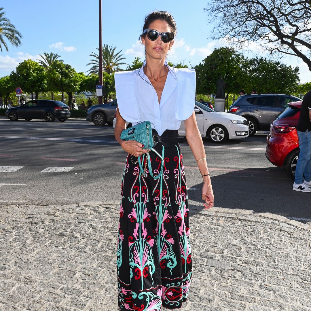 Inés Domecq triunfa en Sevilla con un elegante look de camisa y maxifalda bordada para una tarde de toros