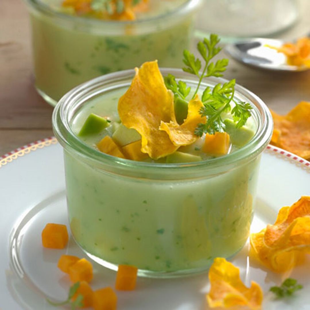 Crema de aguacate y patata con chips de calabaza