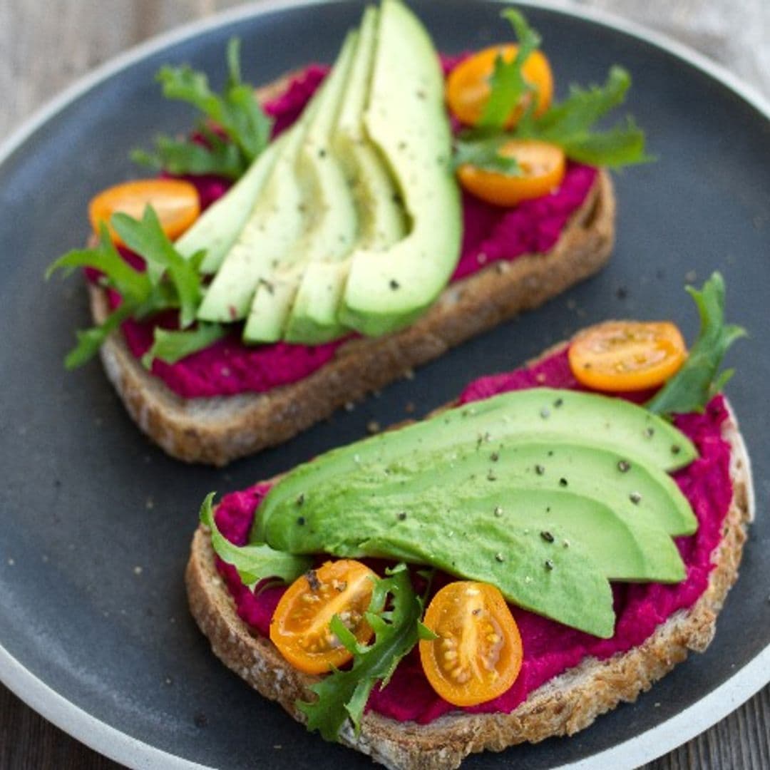 Tostadas con hummus de remolacha y aguacate