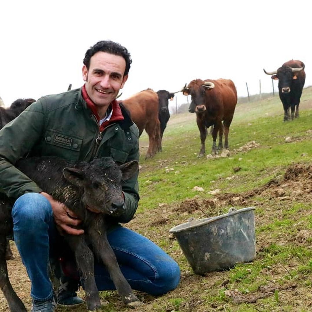 El torero Alberto Álvarez, en la UCI tras caer en una trituradora, seis meses después de su pedida de mano