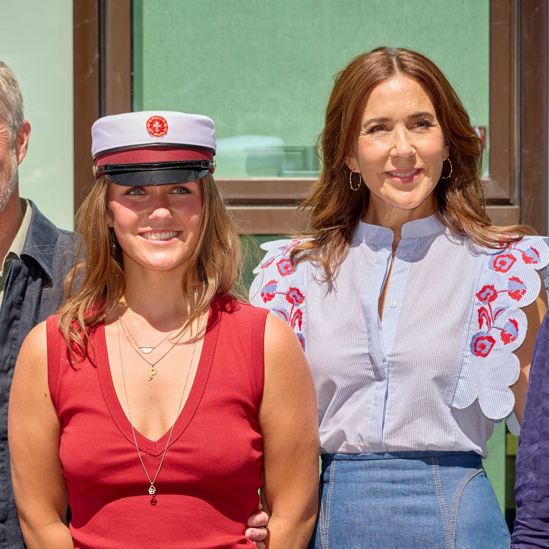 Isabella de Dinamarca se gradúa ante sus padres, los reyes Federico y Mary, y sus tres hermanos y revela su verano "a todo gas"