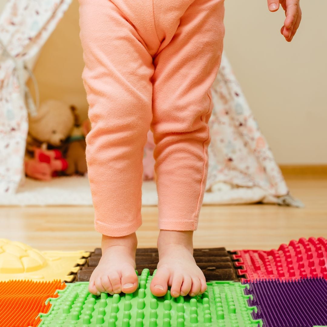 ¿Por qué se desvían los dedos de los pies de los niños y qué riesgos conlleva?