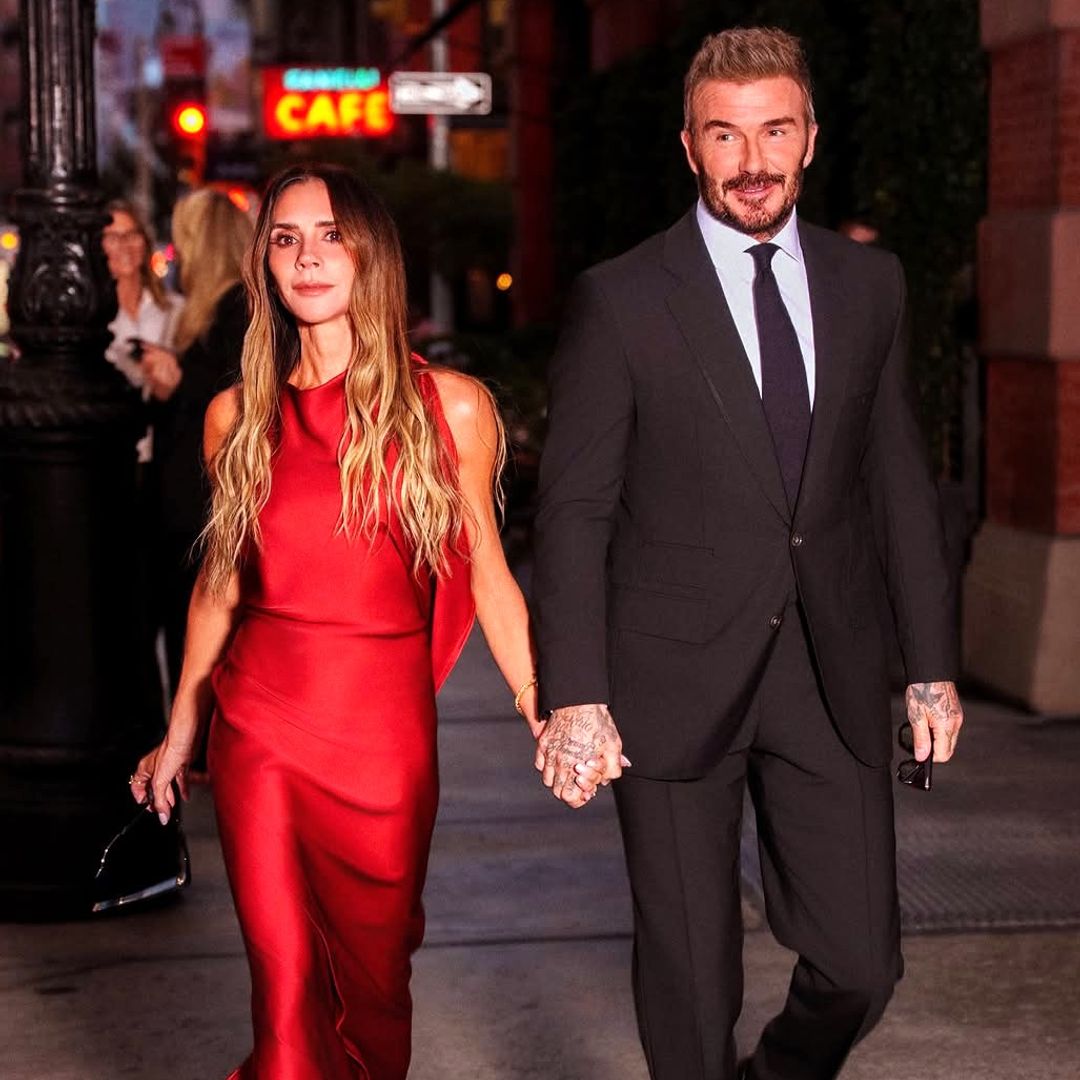 Victoria Beckham, espectacular con un vestido rojo de seda junto a David en una noche clave para su imperio de belleza