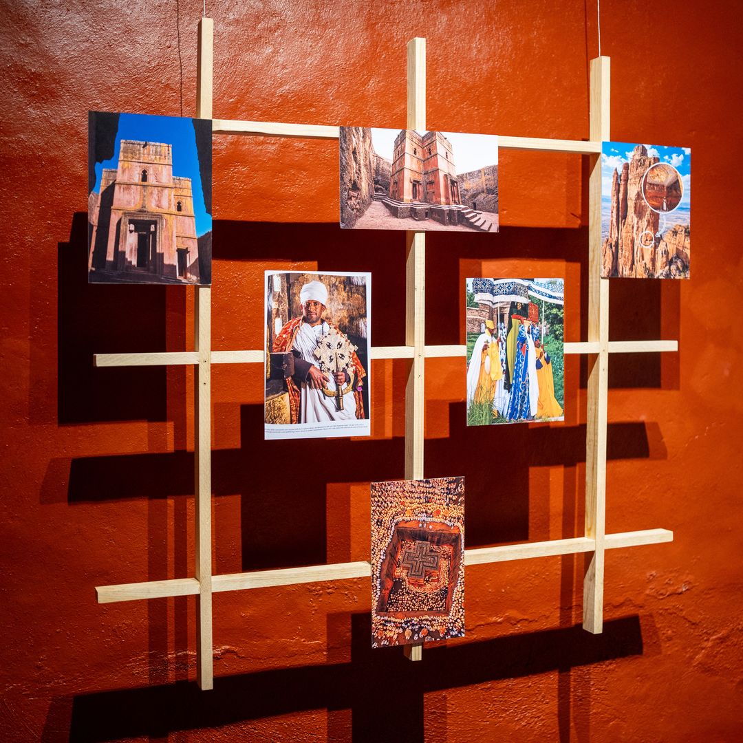 La exposición fusiona la tradición etiope con el arte moderno.