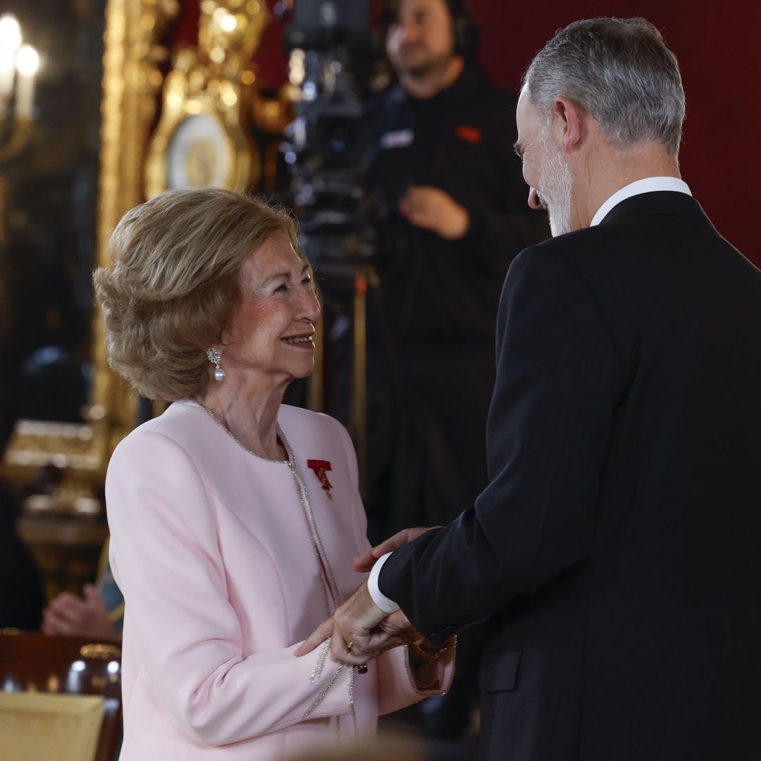El rey Felipe VI impone a su madre la reina Sofía el Toisón de Oro, en directo: acto solemne en el Palacio Real
