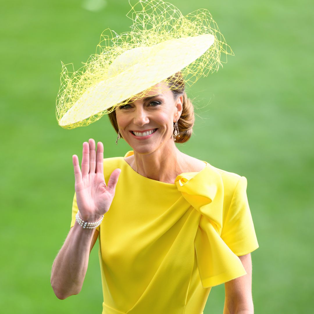 Kate Middleton regresa a Ascot por todo lo alto con un impresionante look amarillo y tocado con velo de red