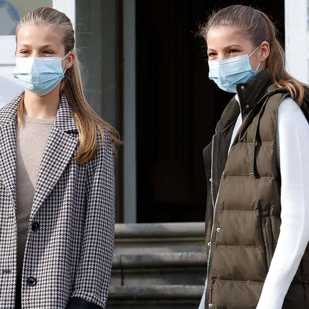 Leonor y Sofía, más a la moda que nunca con chaquetas de tendencia y zapatillas blancas