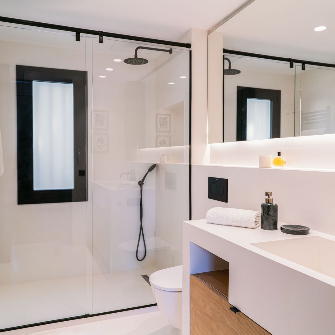Baño con ducha al fondo