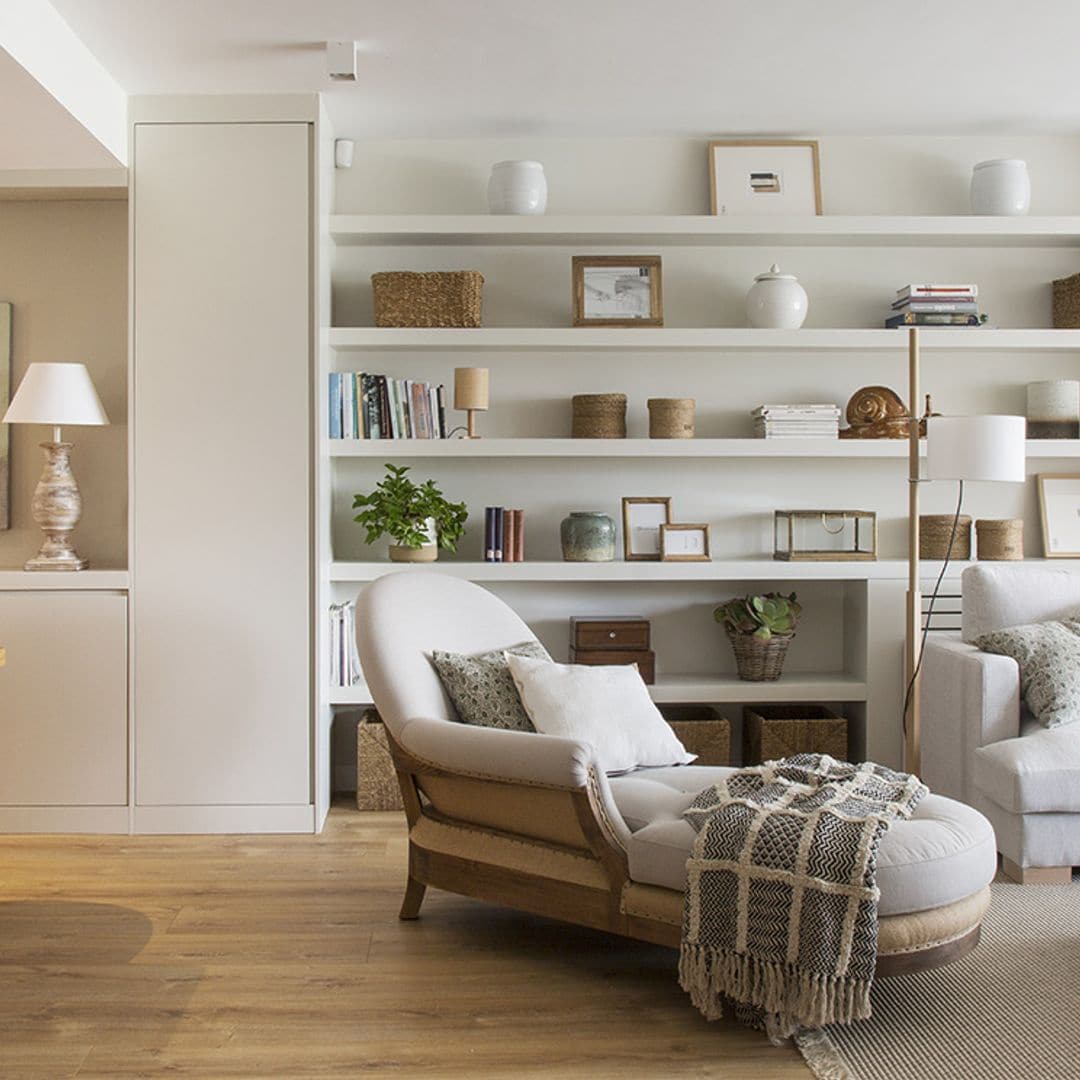 Del salón al baño: motivos para decorar con estantes abiertos