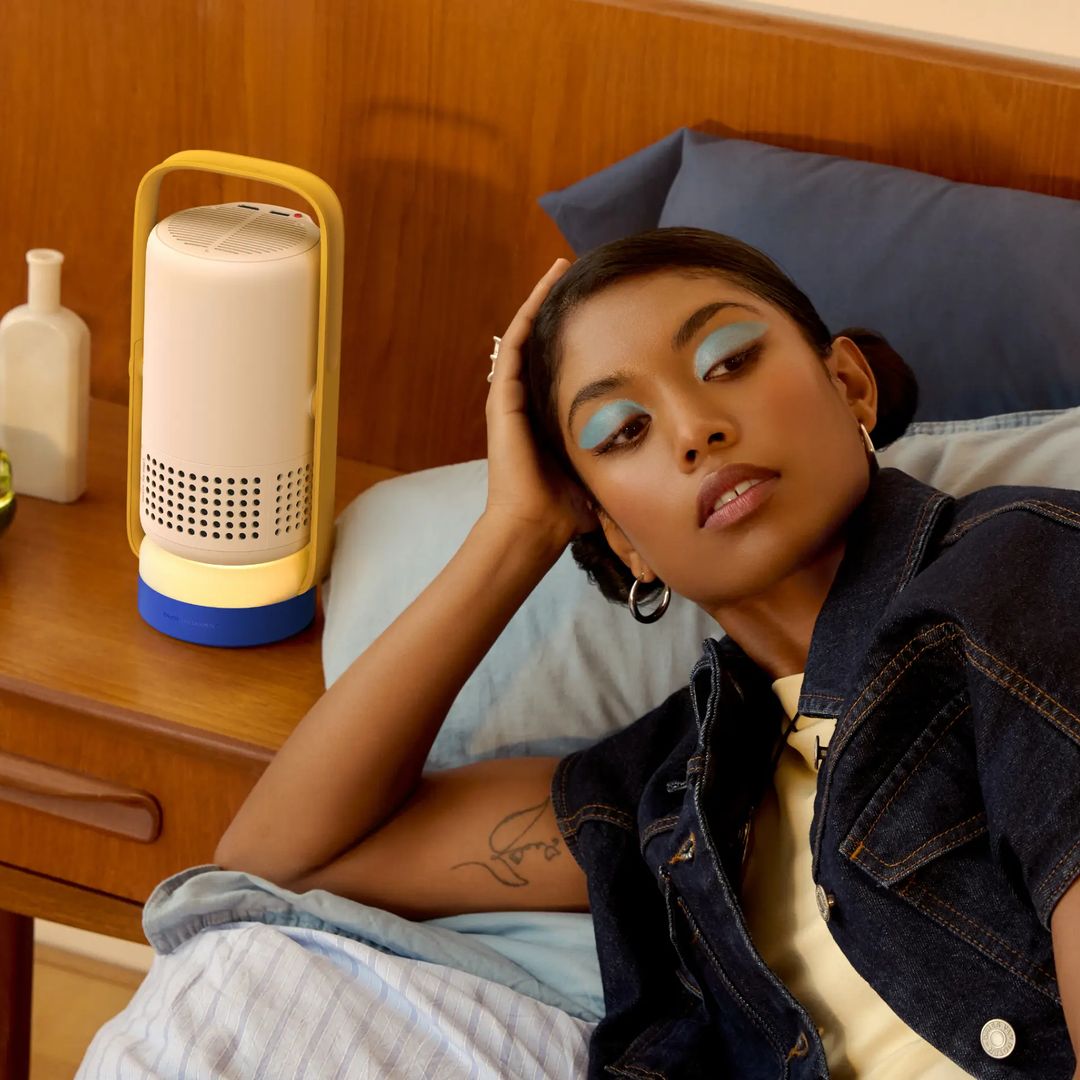 El proyector portátil más buscado de Amazon baja de precio y también es altavoz y despertador