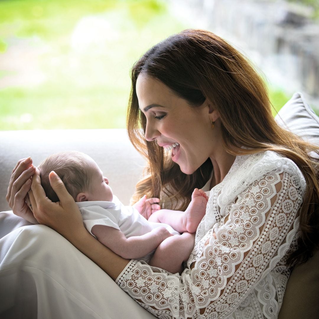 Nerea Garmendia sonriendo a su bebé