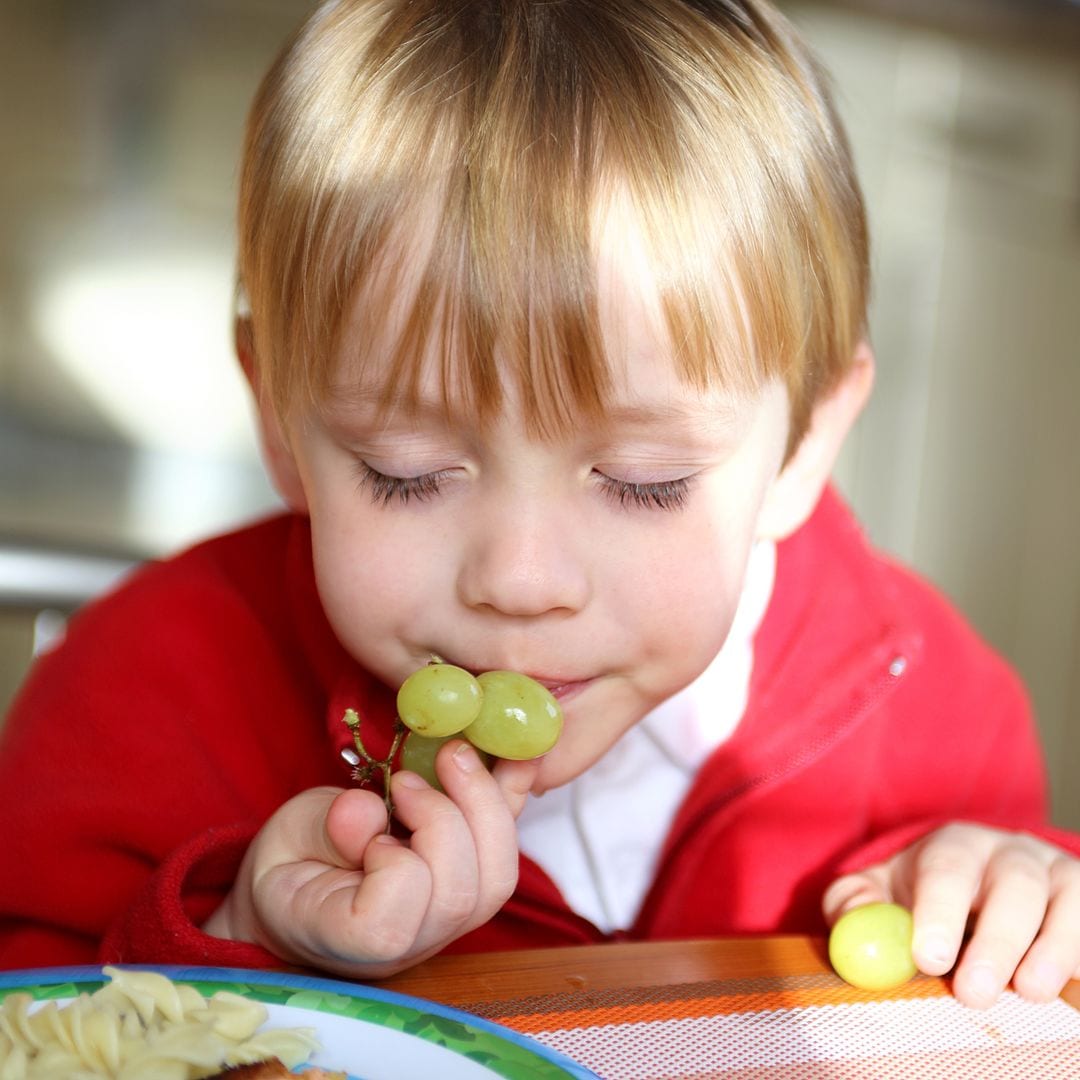 Así debes cortar las uvas a los niños para evitar un susto en Nochevieja, según los pediatras