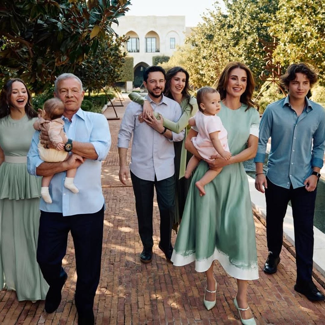 Rania de Jordania felicita la Navidad con una imagen familiar cargada de simbolismo: de su papel como abuela a la gama cromática idéntica en los looks
