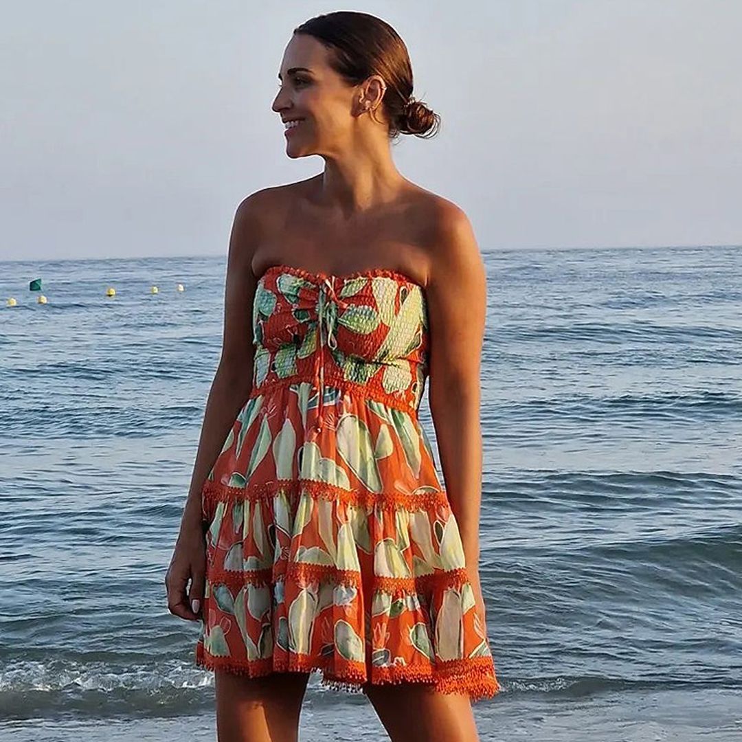 La maleta de verano de Paula Echevarría: vaqueros, tacones cómodos y bikinis con truco