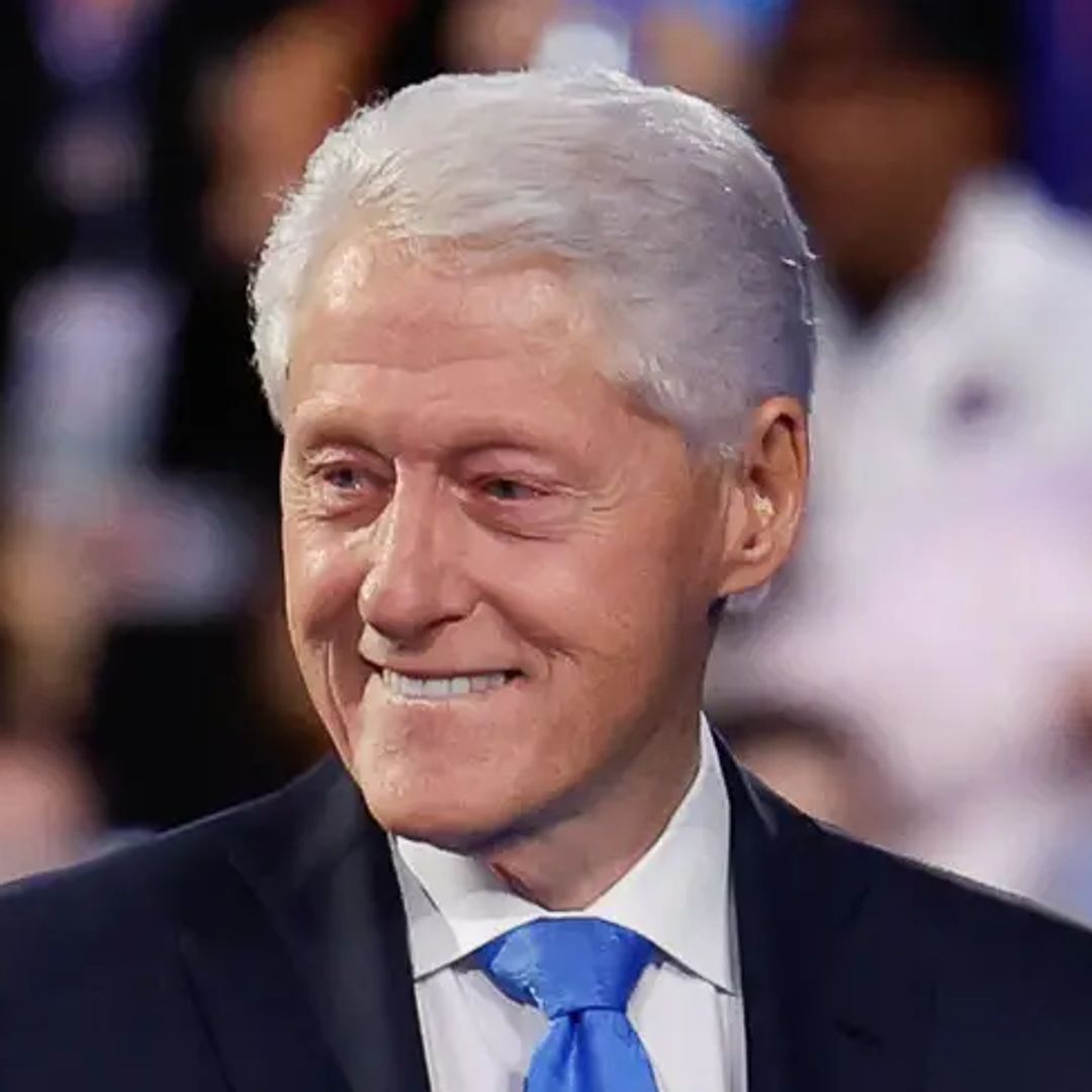 El pelo largo y la barba tupida de Bill Clinton en un look retro extremo para su 80 cumpleaños te dejarán boquiabierto