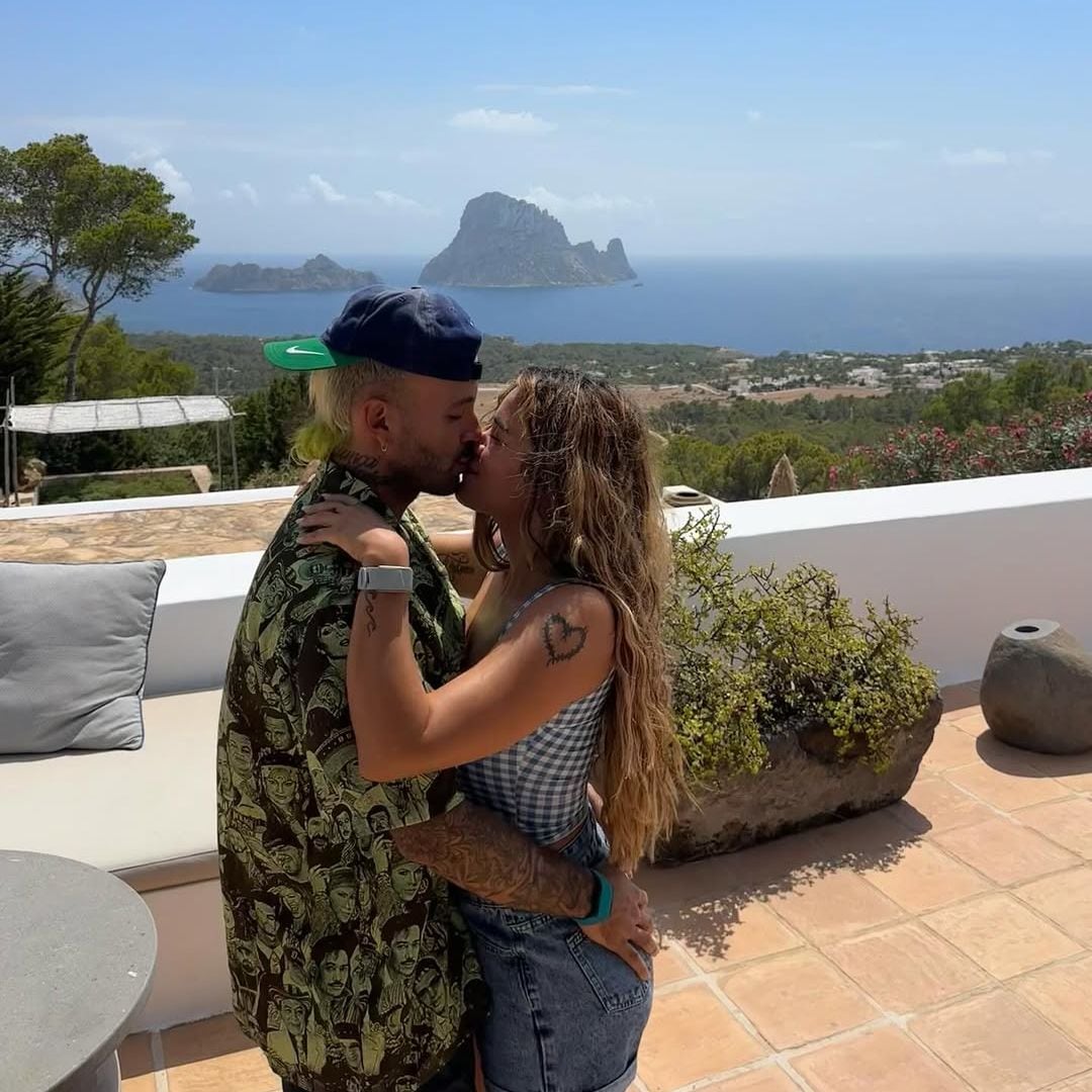 Karol G y sus días de relax en Ibiza: paseos en barco, puestas de sol y una villa de ensueño