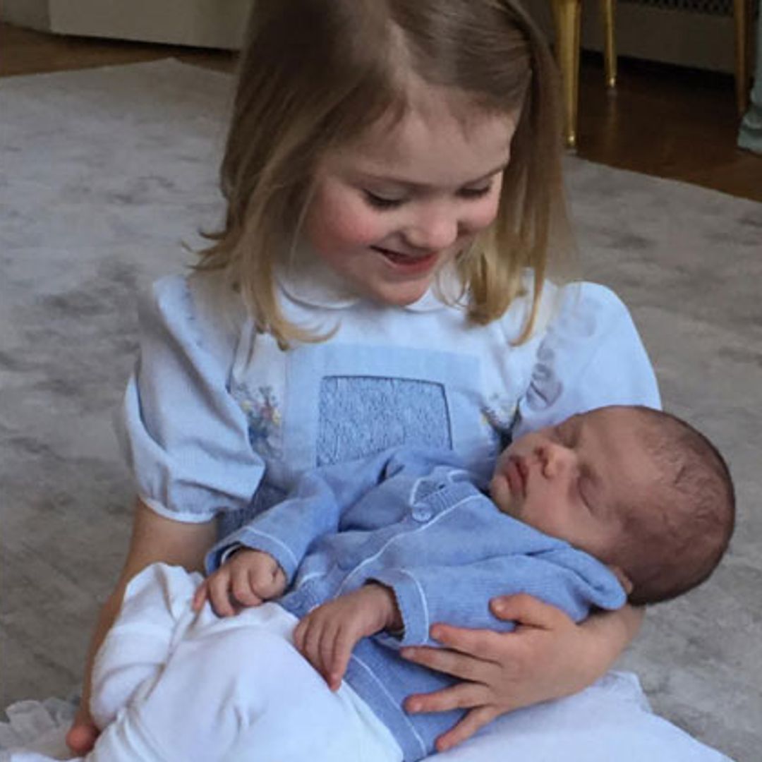 Estelle de Suecia posa por primera vez con su hermanito, el príncipe Oscar, ¡y son adorables!