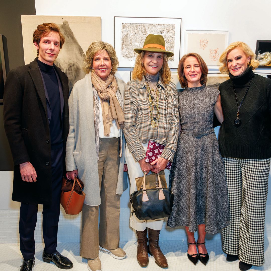 Pablo Fernández-Sastrón; su madre, Simoneta Gómez-Acebo; doña Elena; Laurence Debray, y María Zurita