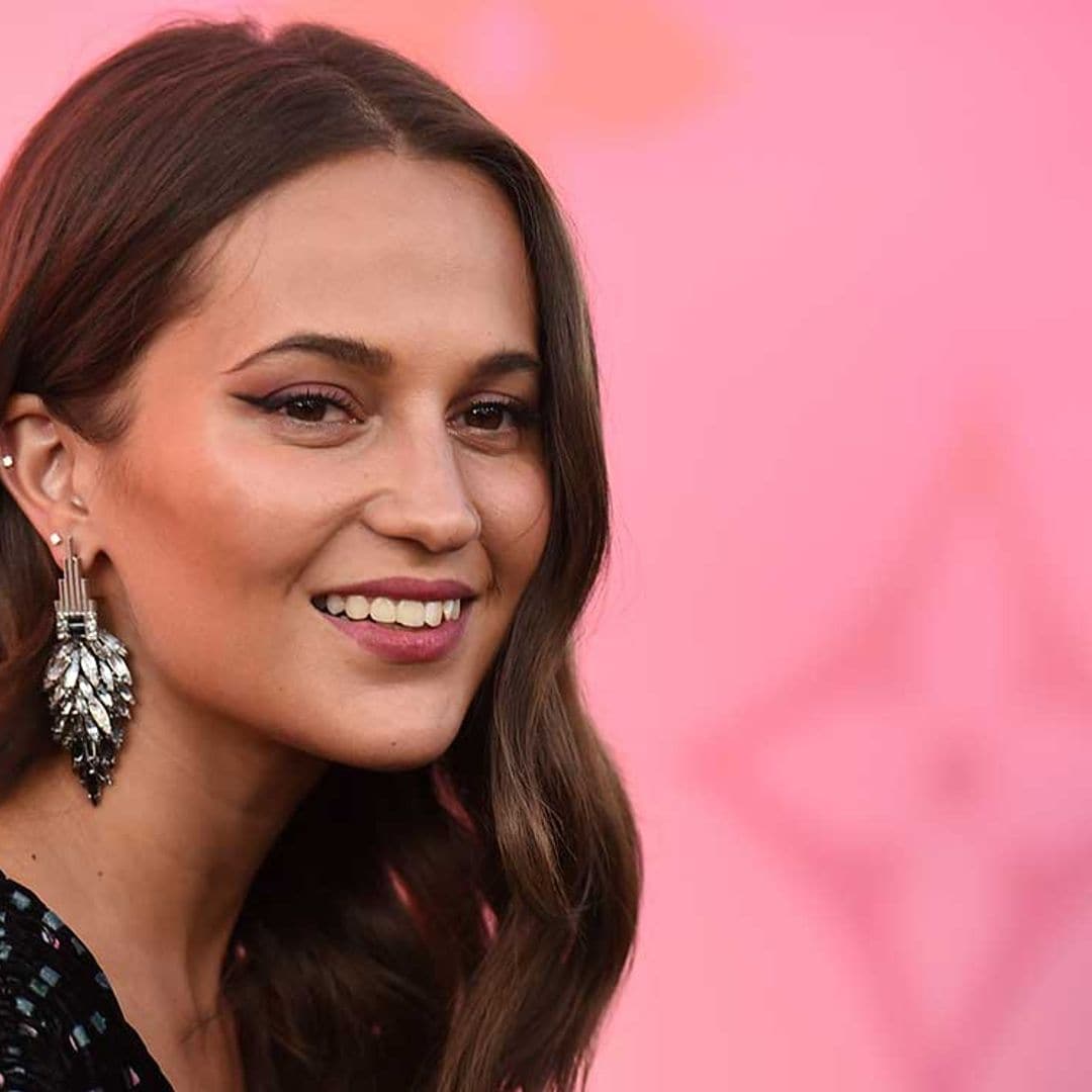 Alicia Vikander cambia a Michael Fassbender por otro atractivo pelirrojo ¿De quién se trata?