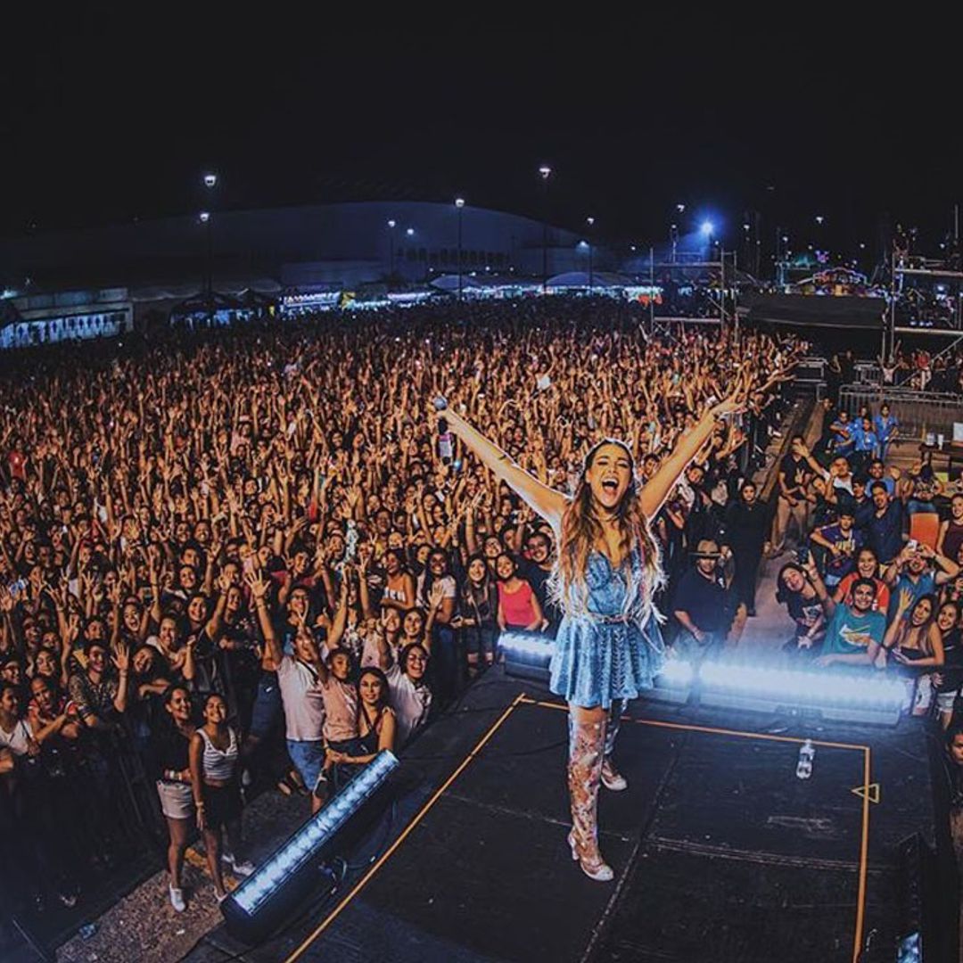 Danna Paola sube al escenario a un niño perdido ¡y le roba todo el protagonismo!
