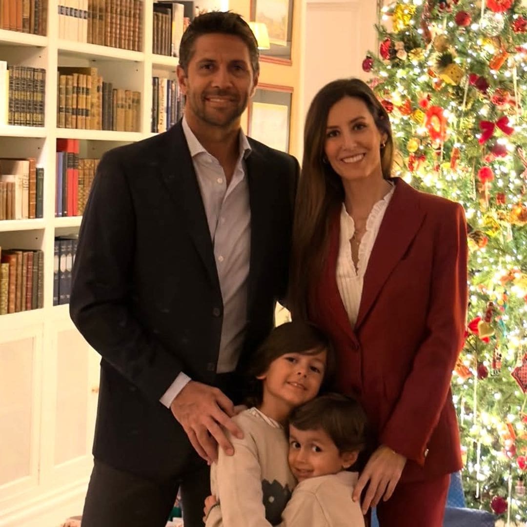 Ana Boyer, embarazada, apuesta por el traje burdeos favorito de su madre y de Tamara Falcó esta Navidad