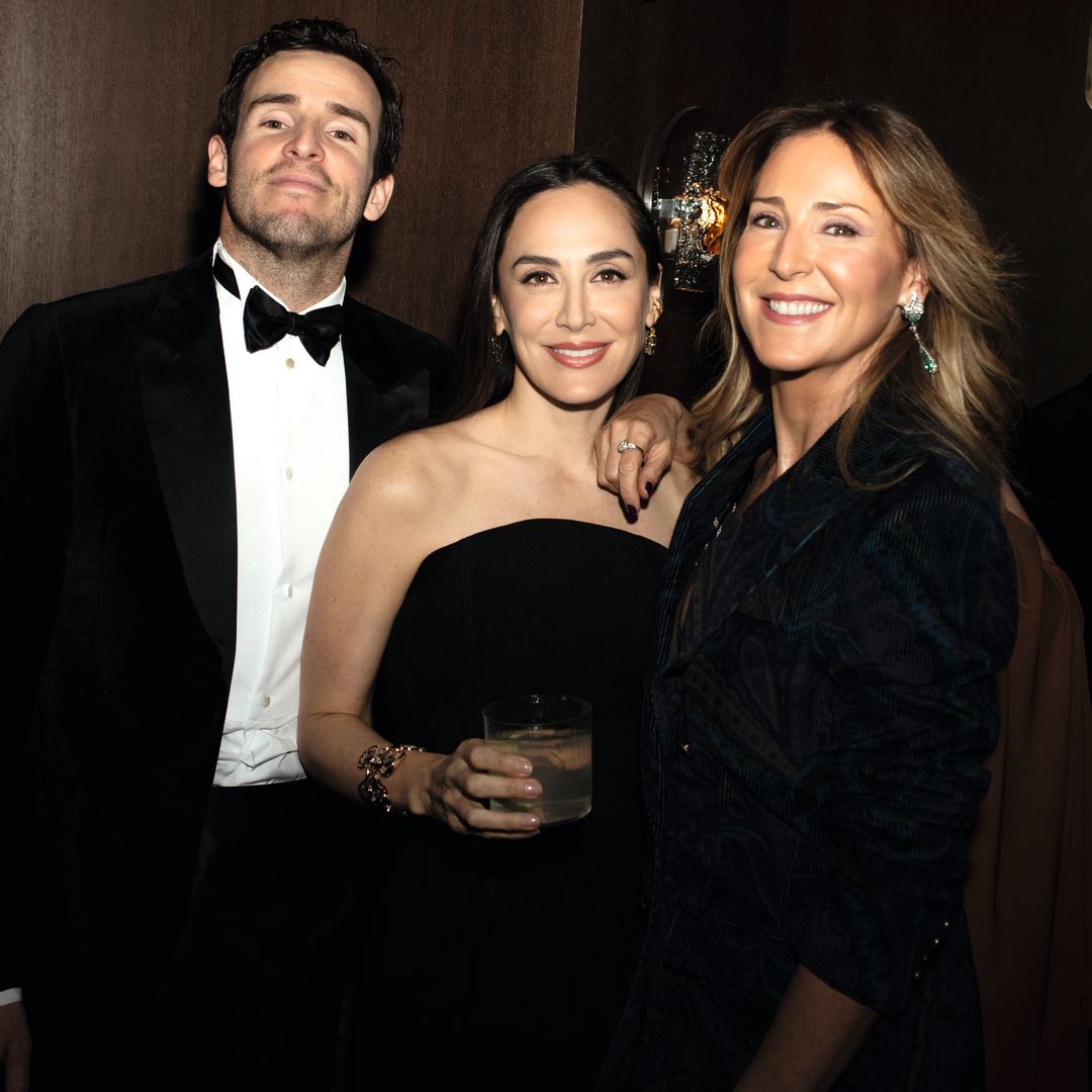 Los marqueses de Griñón con Carolina Molas, madre de Íñigo, en la gran noche de su hijo