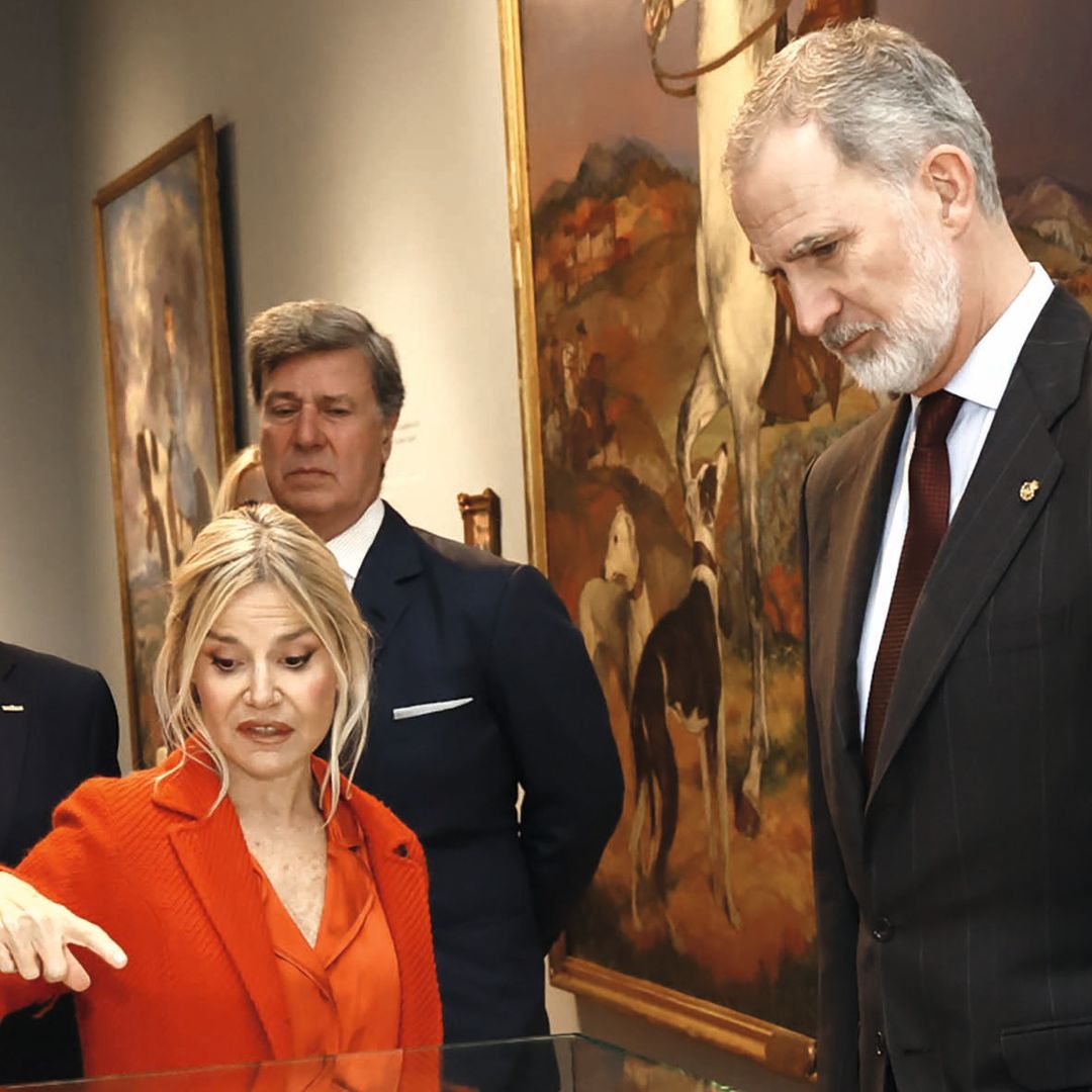 Mostrando al Rey la carta inédita que mandó Jackie Kennedy a la duquesa, y Cayetano escuchando la explicación. La muestra con la que se rinde homenaje a Cayetana Fitz-James Stuart, en su centenario, permanecerá abierta hasta el 31 de agosto de 2026 en el palacio de Las Dueñas