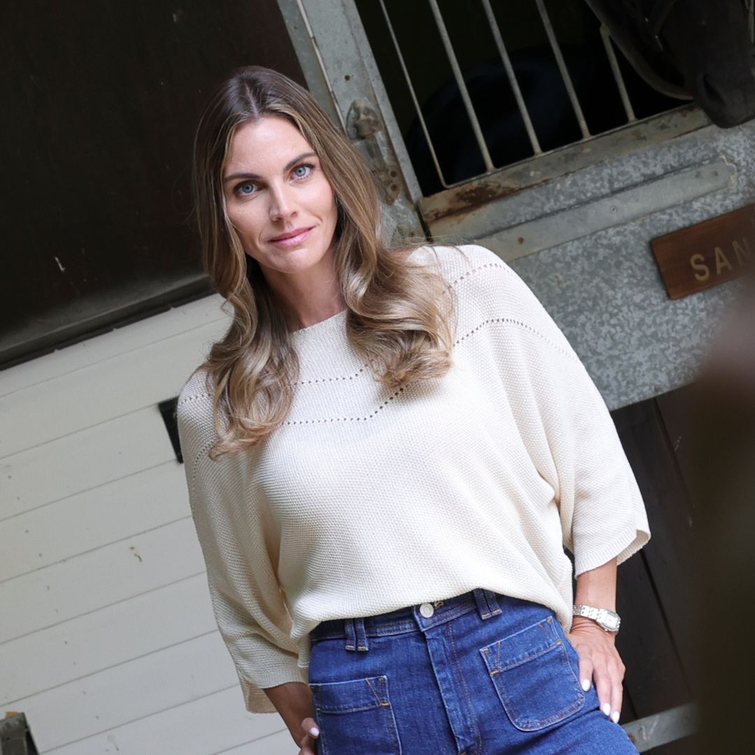 Amaia Salamanca se pasa al estilo 'Yellowstone' con los vaqueros acampanados que vas a querer antes de que llegue septiembre