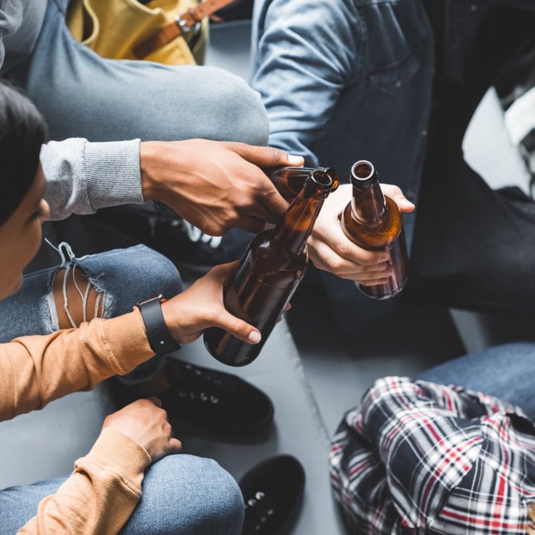 ¿Sabes qué factores predisponen a tu hijo a ser adicto al alcohol?